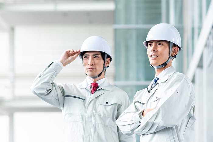 作業服とヘルメットを身に着けた男性